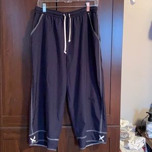 Ladies navy blue comfy capris.